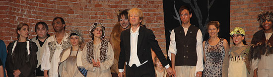 Beim Schlussapplaus: Ensemble mit dem künstlerischen und musikalischen Leiter, Hans Christian Hauser (©Foto. Martin Schmitz)